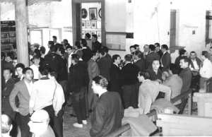 Se ve en medio de la multitud que espera su turno a un jovencsimo Jorge Cabral.