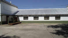 Entrada a la galera principal y parte de la playa de estacionamiento