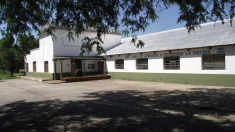 Entrada a la galera principal y parte de la playa de estacionamiento